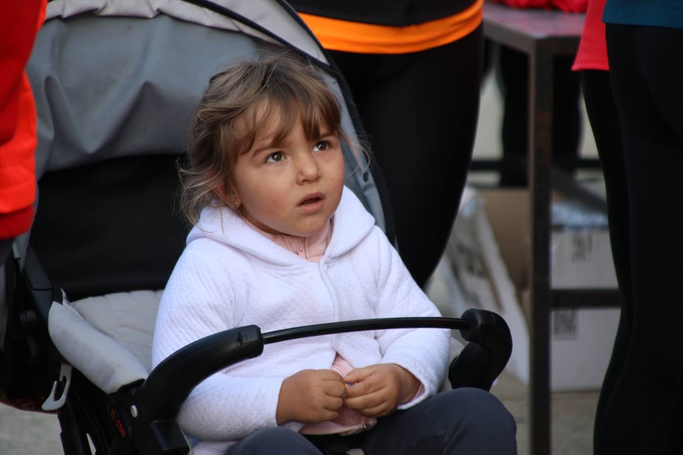 Jerez de los Caballeros ha acogido, esta mañana, la 'I Carrera de la Mujer', enmarcada dentro del programa 'Mujer y Deporte' de la Diputación de Badajoz y bajo el lema 'Nuestra meta, la igualdad'. Más de 300 personas, de todas las edades, se han dado cita en la Plaza de la Alcazaba y han recorrido las calles del municipio en una jornada que ha aunado deporte, solidaridad y reivindicación.