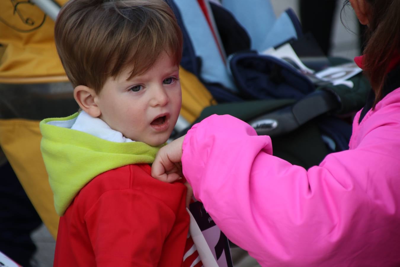 Jerez de los Caballeros ha acogido, esta mañana, la 'I Carrera de la Mujer', enmarcada dentro del programa 'Mujer y Deporte' de la Diputación de Badajoz y bajo el lema 'Nuestra meta, la igualdad'. Más de 300 personas, de todas las edades, se han dado cita en la Plaza de la Alcazaba y han recorrido las calles del municipio en una jornada que ha aunado deporte, solidaridad y reivindicación.