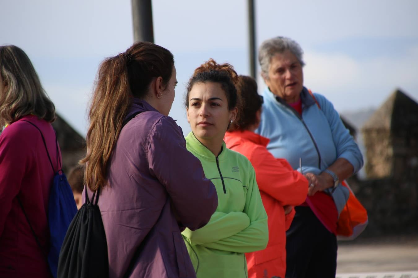 Jerez de los Caballeros ha acogido, esta mañana, la 'I Carrera de la Mujer', enmarcada dentro del programa 'Mujer y Deporte' de la Diputación de Badajoz y bajo el lema 'Nuestra meta, la igualdad'. Más de 300 personas, de todas las edades, se han dado cita en la Plaza de la Alcazaba y han recorrido las calles del municipio en una jornada que ha aunado deporte, solidaridad y reivindicación.