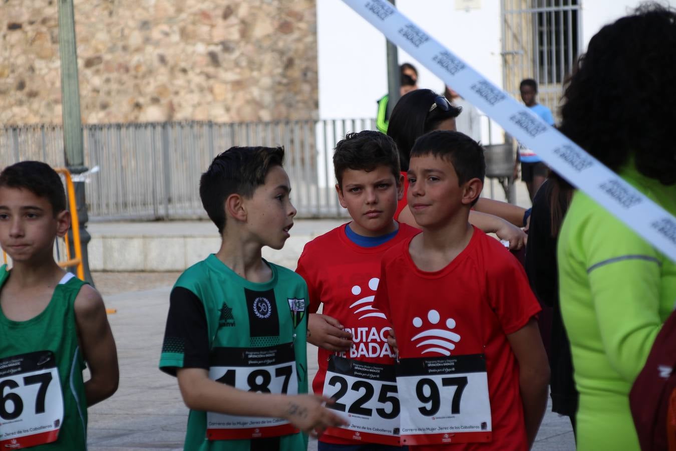 Jerez de los Caballeros ha acogido, esta mañana, la 'I Carrera de la Mujer', enmarcada dentro del programa 'Mujer y Deporte' de la Diputación de Badajoz y bajo el lema 'Nuestra meta, la igualdad'. Más de 300 personas, de todas las edades, se han dado cita en la Plaza de la Alcazaba y han recorrido las calles del municipio en una jornada que ha aunado deporte, solidaridad y reivindicación.
