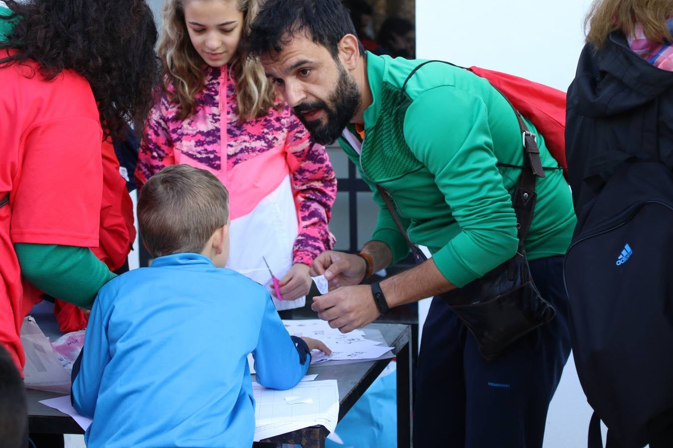 Jerez de los Caballeros ha acogido, esta mañana, la 'I Carrera de la Mujer', enmarcada dentro del programa 'Mujer y Deporte' de la Diputación de Badajoz y bajo el lema 'Nuestra meta, la igualdad'. Más de 300 personas, de todas las edades, se han dado cita en la Plaza de la Alcazaba y han recorrido las calles del municipio en una jornada que ha aunado deporte, solidaridad y reivindicación.