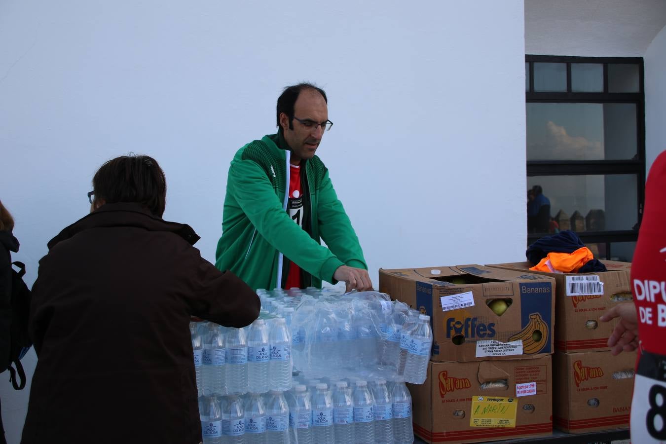 Jerez de los Caballeros ha acogido, esta mañana, la 'I Carrera de la Mujer', enmarcada dentro del programa 'Mujer y Deporte' de la Diputación de Badajoz y bajo el lema 'Nuestra meta, la igualdad'. Más de 300 personas, de todas las edades, se han dado cita en la Plaza de la Alcazaba y han recorrido las calles del municipio en una jornada que ha aunado deporte, solidaridad y reivindicación.