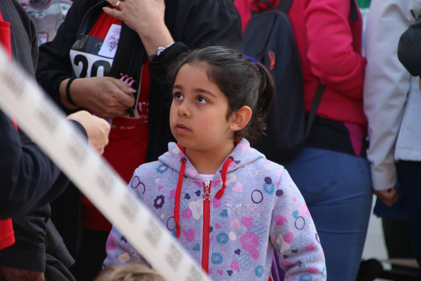 Jerez de los Caballeros ha acogido, esta mañana, la 'I Carrera de la Mujer', enmarcada dentro del programa 'Mujer y Deporte' de la Diputación de Badajoz y bajo el lema 'Nuestra meta, la igualdad'. Más de 300 personas, de todas las edades, se han dado cita en la Plaza de la Alcazaba y han recorrido las calles del municipio en una jornada que ha aunado deporte, solidaridad y reivindicación.
