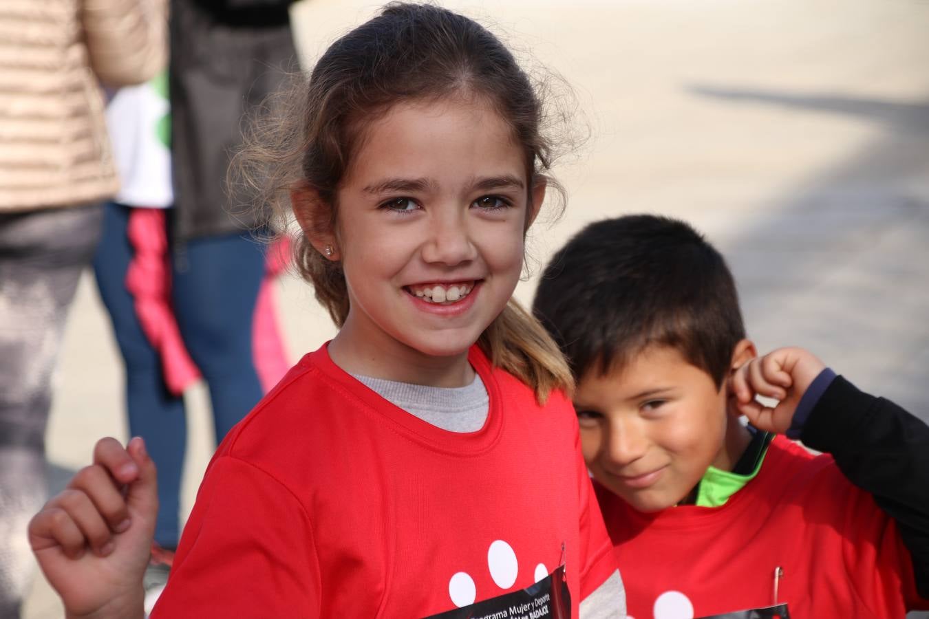 Jerez de los Caballeros ha acogido, esta mañana, la 'I Carrera de la Mujer', enmarcada dentro del programa 'Mujer y Deporte' de la Diputación de Badajoz y bajo el lema 'Nuestra meta, la igualdad'. Más de 300 personas, de todas las edades, se han dado cita en la Plaza de la Alcazaba y han recorrido las calles del municipio en una jornada que ha aunado deporte, solidaridad y reivindicación.
