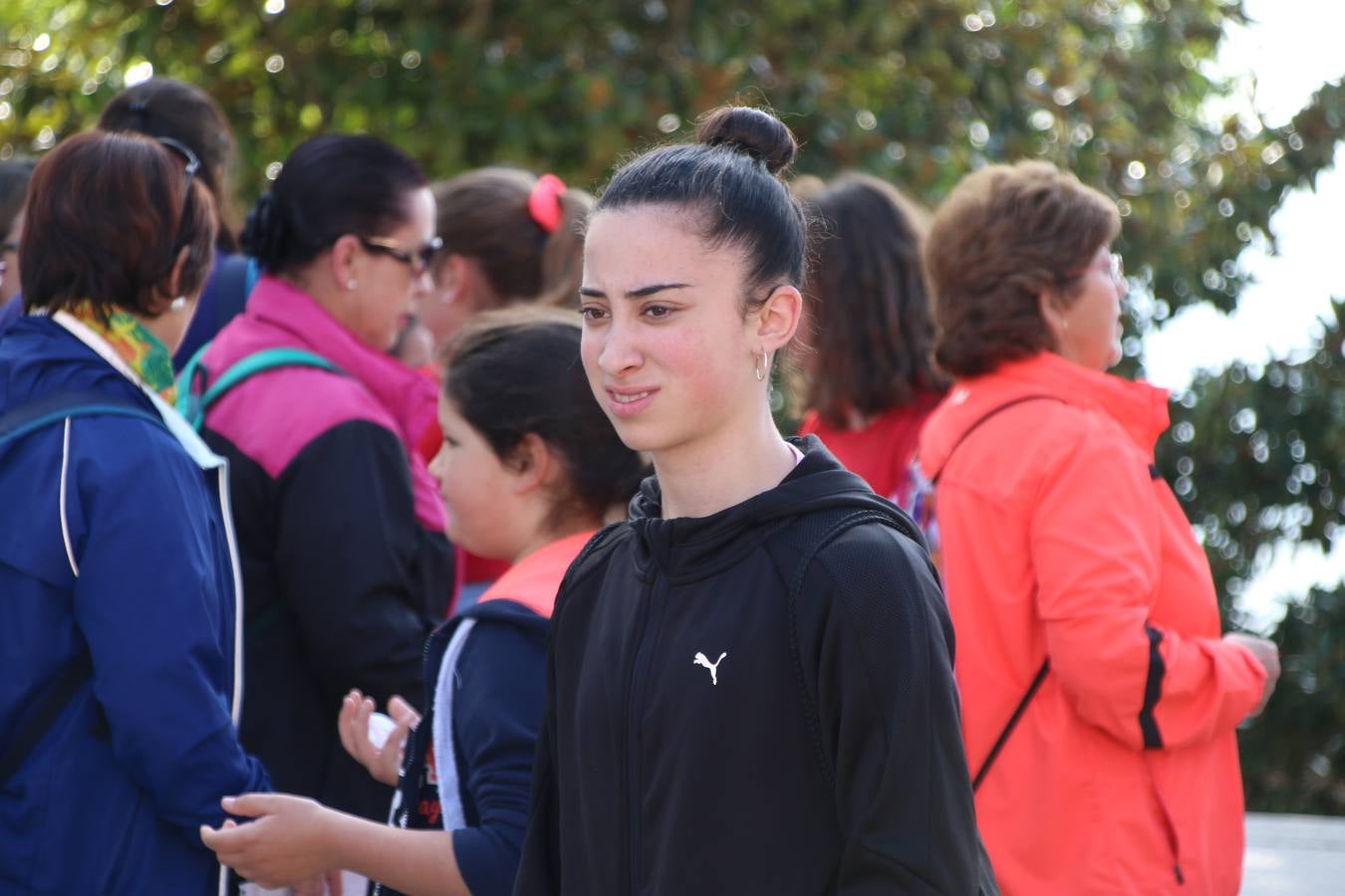 Jerez de los Caballeros ha acogido, esta mañana, la 'I Carrera de la Mujer', enmarcada dentro del programa 'Mujer y Deporte' de la Diputación de Badajoz y bajo el lema 'Nuestra meta, la igualdad'. Más de 300 personas, de todas las edades, se han dado cita en la Plaza de la Alcazaba y han recorrido las calles del municipio en una jornada que ha aunado deporte, solidaridad y reivindicación.