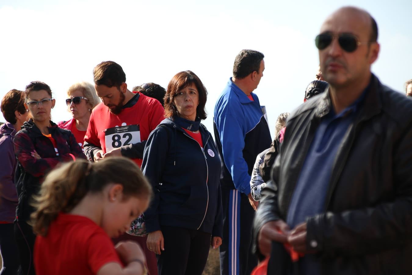 Jerez de los Caballeros ha acogido, esta mañana, la 'I Carrera de la Mujer', enmarcada dentro del programa 'Mujer y Deporte' de la Diputación de Badajoz y bajo el lema 'Nuestra meta, la igualdad'. Más de 300 personas, de todas las edades, se han dado cita en la Plaza de la Alcazaba y han recorrido las calles del municipio en una jornada que ha aunado deporte, solidaridad y reivindicación.