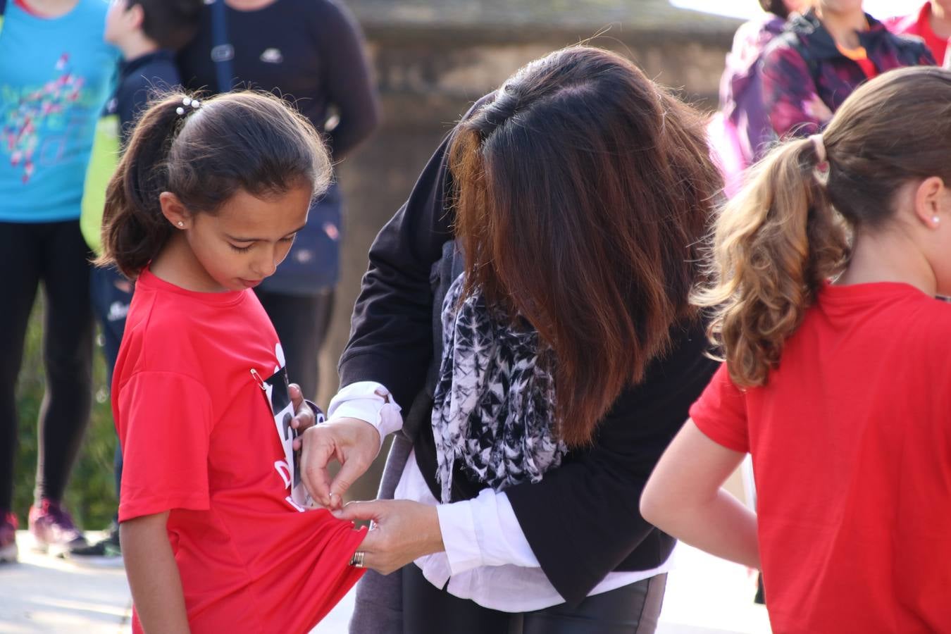 Jerez de los Caballeros ha acogido, esta mañana, la 'I Carrera de la Mujer', enmarcada dentro del programa 'Mujer y Deporte' de la Diputación de Badajoz y bajo el lema 'Nuestra meta, la igualdad'. Más de 300 personas, de todas las edades, se han dado cita en la Plaza de la Alcazaba y han recorrido las calles del municipio en una jornada que ha aunado deporte, solidaridad y reivindicación.