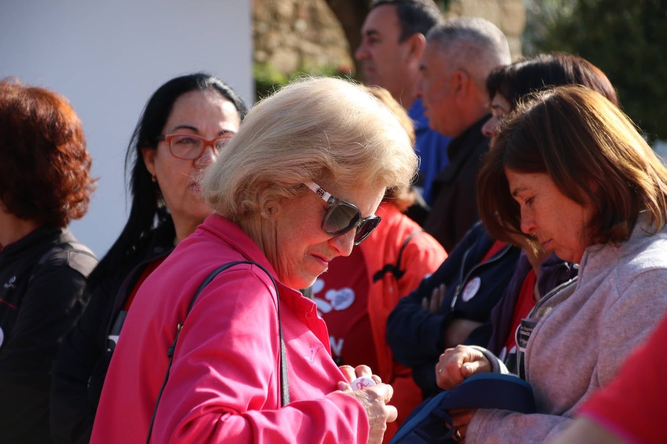 Jerez de los Caballeros ha acogido, esta mañana, la 'I Carrera de la Mujer', enmarcada dentro del programa 'Mujer y Deporte' de la Diputación de Badajoz y bajo el lema 'Nuestra meta, la igualdad'. Más de 300 personas, de todas las edades, se han dado cita en la Plaza de la Alcazaba y han recorrido las calles del municipio en una jornada que ha aunado deporte, solidaridad y reivindicación.