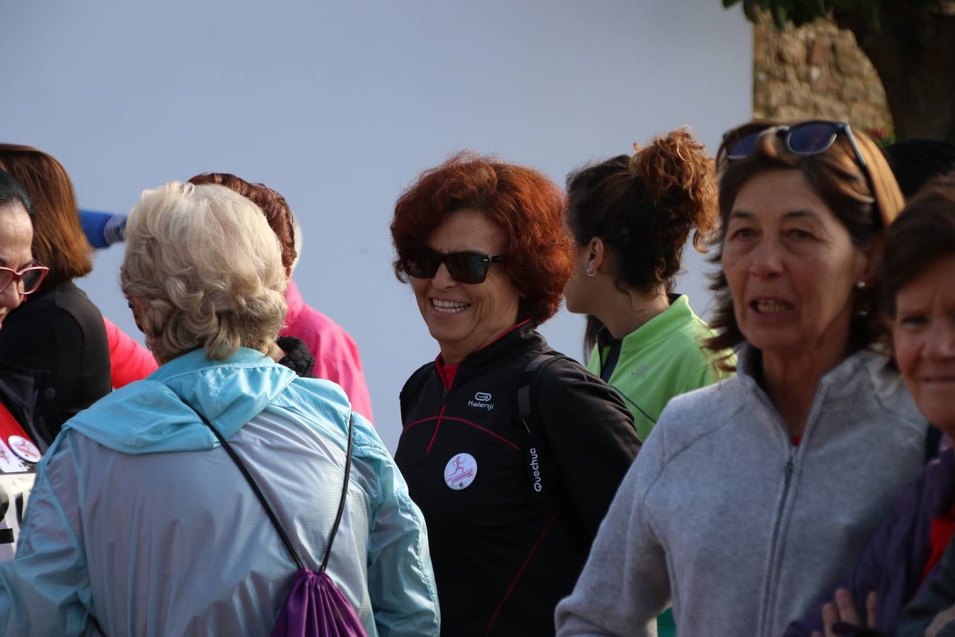 Jerez de los Caballeros ha acogido, esta mañana, la 'I Carrera de la Mujer', enmarcada dentro del programa 'Mujer y Deporte' de la Diputación de Badajoz y bajo el lema 'Nuestra meta, la igualdad'. Más de 300 personas, de todas las edades, se han dado cita en la Plaza de la Alcazaba y han recorrido las calles del municipio en una jornada que ha aunado deporte, solidaridad y reivindicación.