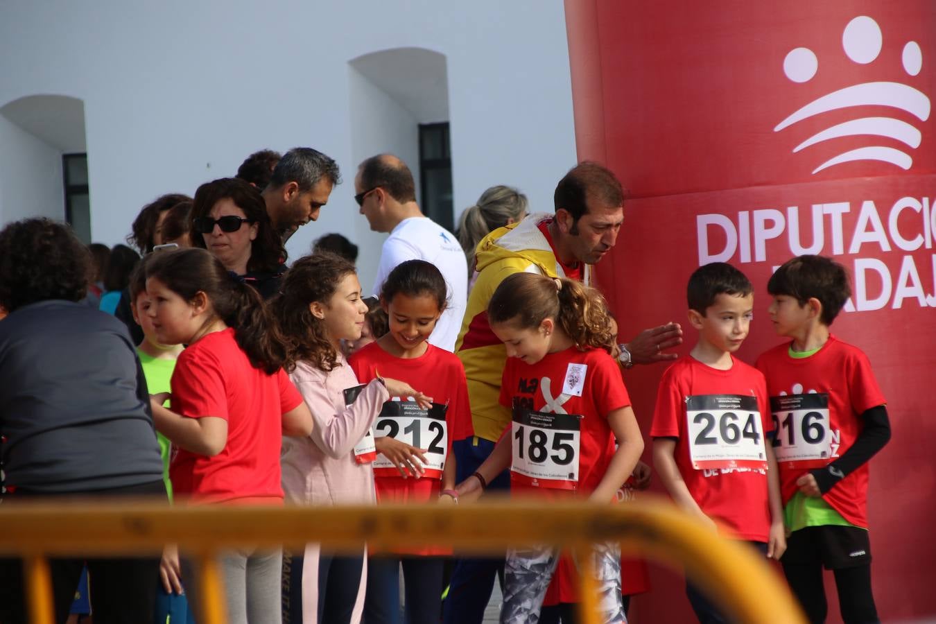 Jerez de los Caballeros ha acogido, esta mañana, la 'I Carrera de la Mujer', enmarcada dentro del programa 'Mujer y Deporte' de la Diputación de Badajoz y bajo el lema 'Nuestra meta, la igualdad'. Más de 300 personas, de todas las edades, se han dado cita en la Plaza de la Alcazaba y han recorrido las calles del municipio en una jornada que ha aunado deporte, solidaridad y reivindicación.