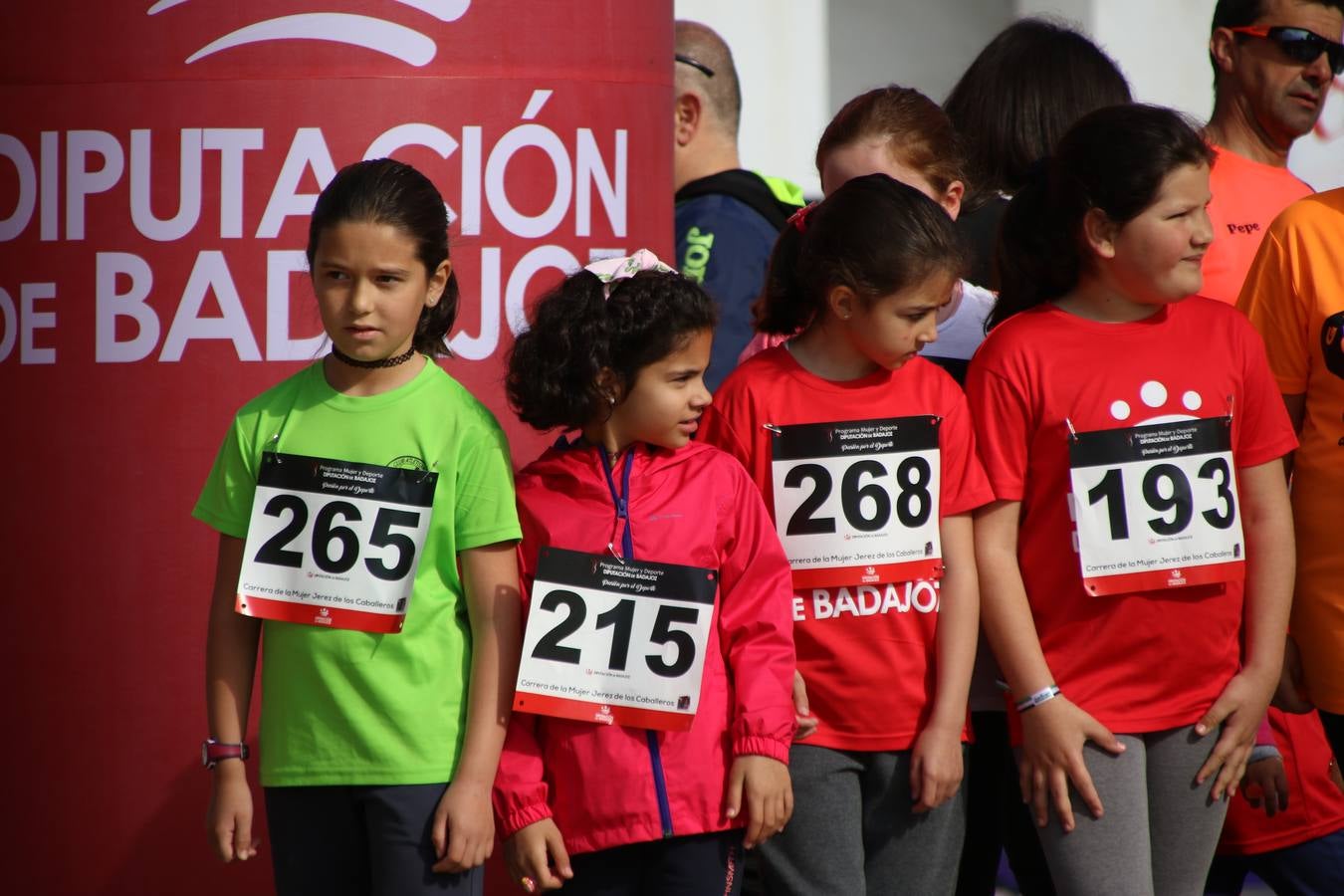 Jerez de los Caballeros ha acogido, esta mañana, la 'I Carrera de la Mujer', enmarcada dentro del programa 'Mujer y Deporte' de la Diputación de Badajoz y bajo el lema 'Nuestra meta, la igualdad'. Más de 300 personas, de todas las edades, se han dado cita en la Plaza de la Alcazaba y han recorrido las calles del municipio en una jornada que ha aunado deporte, solidaridad y reivindicación.