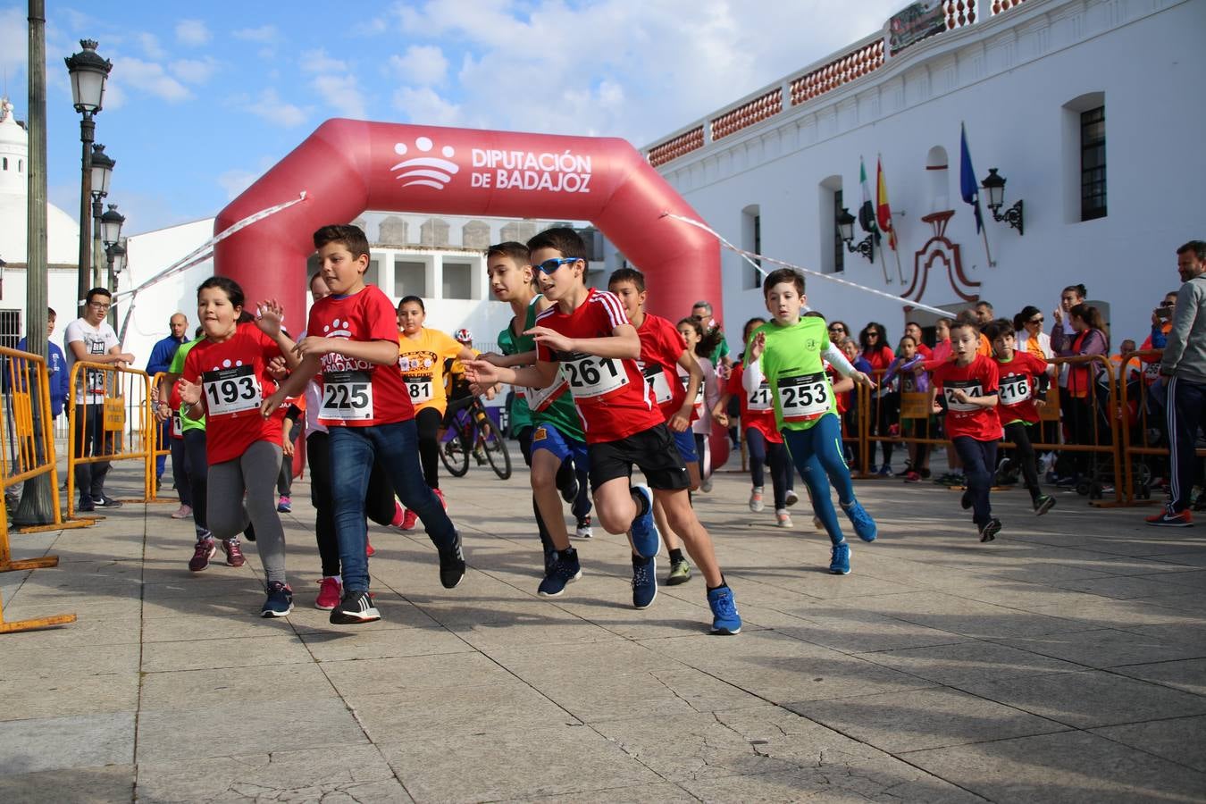 Jerez de los Caballeros ha acogido, esta mañana, la 'I Carrera de la Mujer', enmarcada dentro del programa 'Mujer y Deporte' de la Diputación de Badajoz y bajo el lema 'Nuestra meta, la igualdad'. Más de 300 personas, de todas las edades, se han dado cita en la Plaza de la Alcazaba y han recorrido las calles del municipio en una jornada que ha aunado deporte, solidaridad y reivindicación.