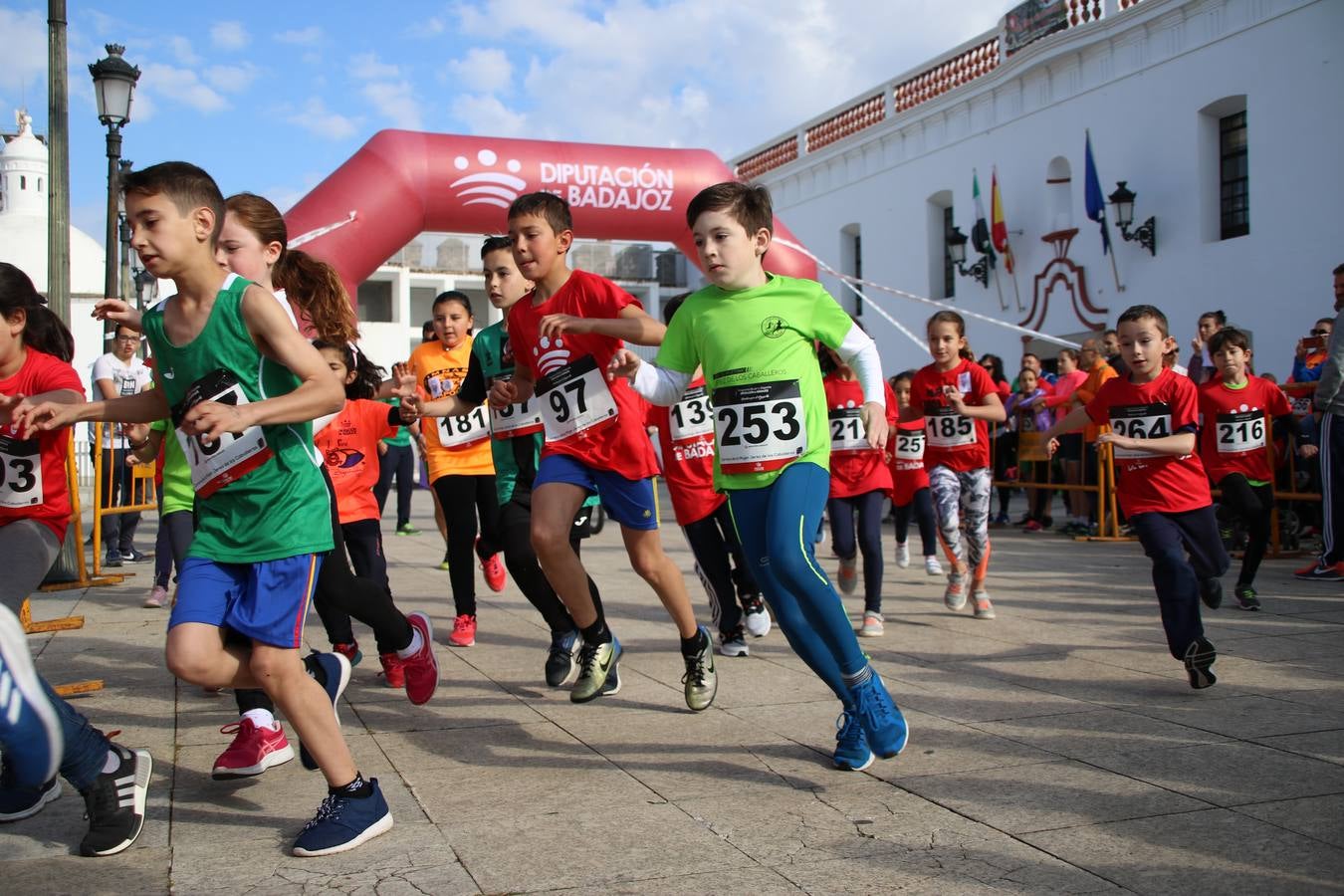 Jerez de los Caballeros ha acogido, esta mañana, la 'I Carrera de la Mujer', enmarcada dentro del programa 'Mujer y Deporte' de la Diputación de Badajoz y bajo el lema 'Nuestra meta, la igualdad'. Más de 300 personas, de todas las edades, se han dado cita en la Plaza de la Alcazaba y han recorrido las calles del municipio en una jornada que ha aunado deporte, solidaridad y reivindicación.