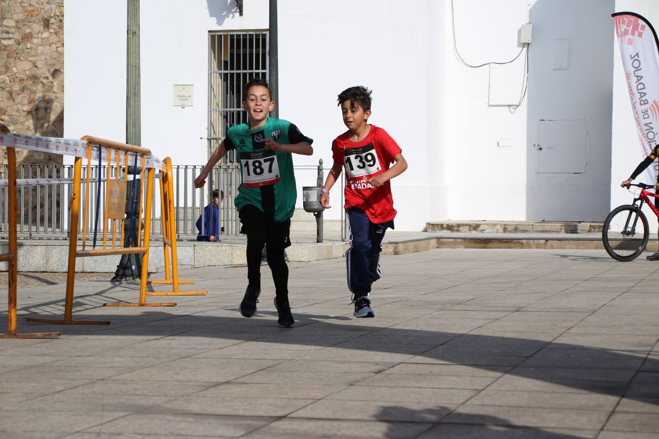 Jerez de los Caballeros ha acogido, esta mañana, la 'I Carrera de la Mujer', enmarcada dentro del programa 'Mujer y Deporte' de la Diputación de Badajoz y bajo el lema 'Nuestra meta, la igualdad'. Más de 300 personas, de todas las edades, se han dado cita en la Plaza de la Alcazaba y han recorrido las calles del municipio en una jornada que ha aunado deporte, solidaridad y reivindicación.