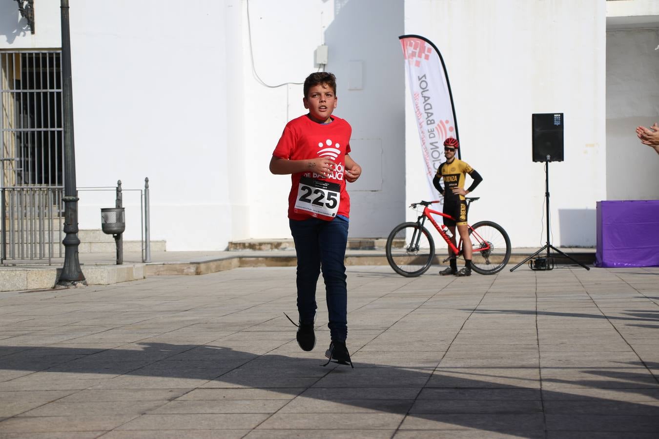 Jerez de los Caballeros ha acogido, esta mañana, la 'I Carrera de la Mujer', enmarcada dentro del programa 'Mujer y Deporte' de la Diputación de Badajoz y bajo el lema 'Nuestra meta, la igualdad'. Más de 300 personas, de todas las edades, se han dado cita en la Plaza de la Alcazaba y han recorrido las calles del municipio en una jornada que ha aunado deporte, solidaridad y reivindicación.