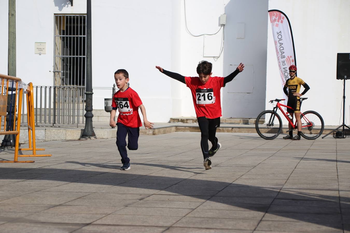 Jerez de los Caballeros ha acogido, esta mañana, la 'I Carrera de la Mujer', enmarcada dentro del programa 'Mujer y Deporte' de la Diputación de Badajoz y bajo el lema 'Nuestra meta, la igualdad'. Más de 300 personas, de todas las edades, se han dado cita en la Plaza de la Alcazaba y han recorrido las calles del municipio en una jornada que ha aunado deporte, solidaridad y reivindicación.