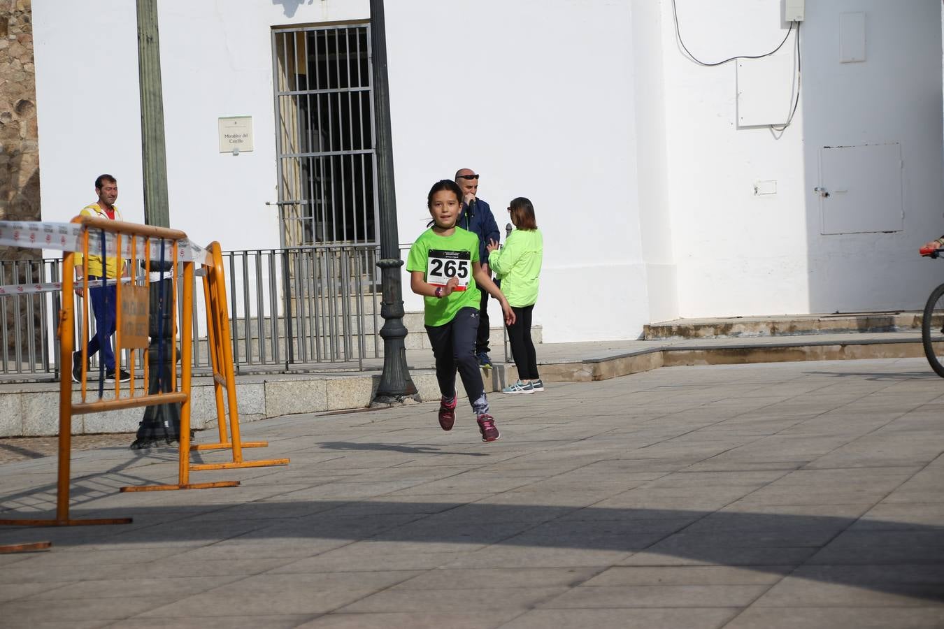 Jerez de los Caballeros ha acogido, esta mañana, la 'I Carrera de la Mujer', enmarcada dentro del programa 'Mujer y Deporte' de la Diputación de Badajoz y bajo el lema 'Nuestra meta, la igualdad'. Más de 300 personas, de todas las edades, se han dado cita en la Plaza de la Alcazaba y han recorrido las calles del municipio en una jornada que ha aunado deporte, solidaridad y reivindicación.