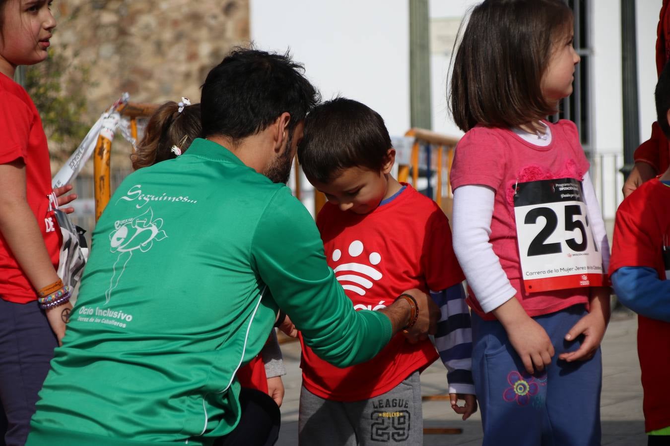 Jerez de los Caballeros ha acogido, esta mañana, la 'I Carrera de la Mujer', enmarcada dentro del programa 'Mujer y Deporte' de la Diputación de Badajoz y bajo el lema 'Nuestra meta, la igualdad'. Más de 300 personas, de todas las edades, se han dado cita en la Plaza de la Alcazaba y han recorrido las calles del municipio en una jornada que ha aunado deporte, solidaridad y reivindicación.