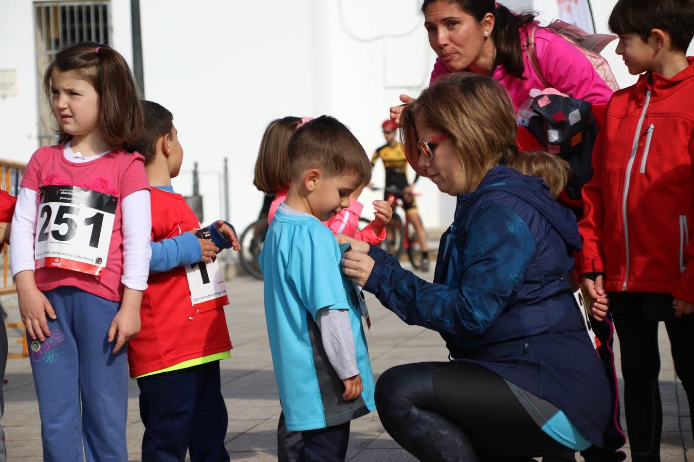Jerez de los Caballeros ha acogido, esta mañana, la 'I Carrera de la Mujer', enmarcada dentro del programa 'Mujer y Deporte' de la Diputación de Badajoz y bajo el lema 'Nuestra meta, la igualdad'. Más de 300 personas, de todas las edades, se han dado cita en la Plaza de la Alcazaba y han recorrido las calles del municipio en una jornada que ha aunado deporte, solidaridad y reivindicación.