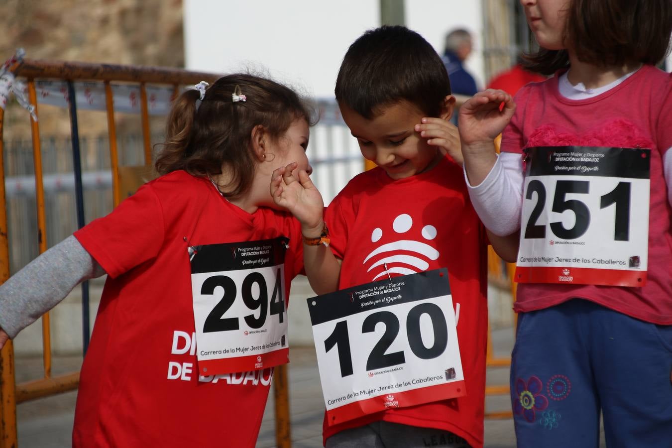 Jerez de los Caballeros ha acogido, esta mañana, la 'I Carrera de la Mujer', enmarcada dentro del programa 'Mujer y Deporte' de la Diputación de Badajoz y bajo el lema 'Nuestra meta, la igualdad'. Más de 300 personas, de todas las edades, se han dado cita en la Plaza de la Alcazaba y han recorrido las calles del municipio en una jornada que ha aunado deporte, solidaridad y reivindicación.