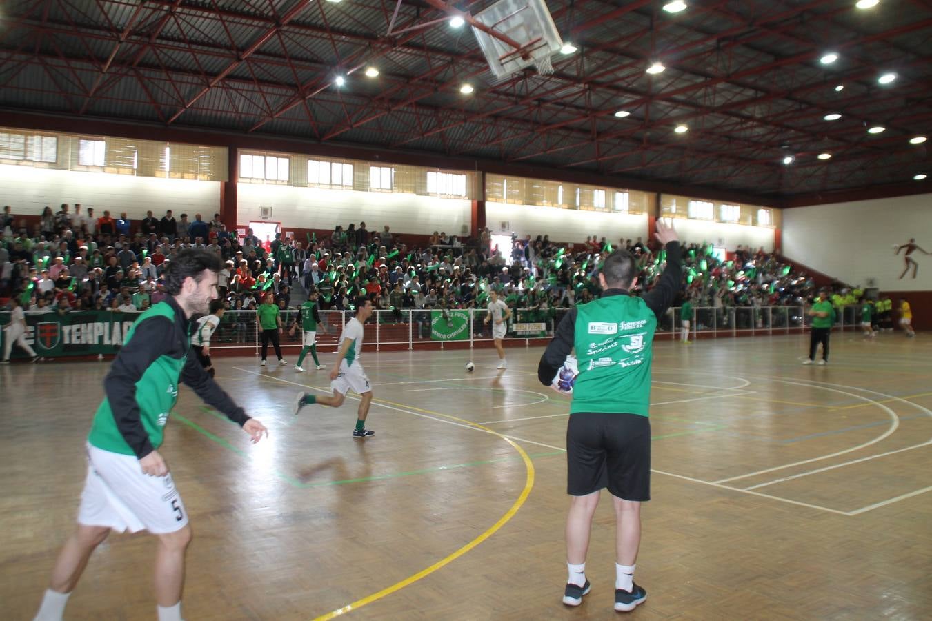 Por segunda temporada consecutiva, el Jerez Futsal ha logrado hacerse con el título de campeón de la Copa de Extremadura tras otra espectacular final, ante el Cáceres Universidad al que ha vencido 6-4, esta vez en su casa, ante su incondicional afición que ha vivido esta 'final four' con intensidad y mucha alegría, finalmente.