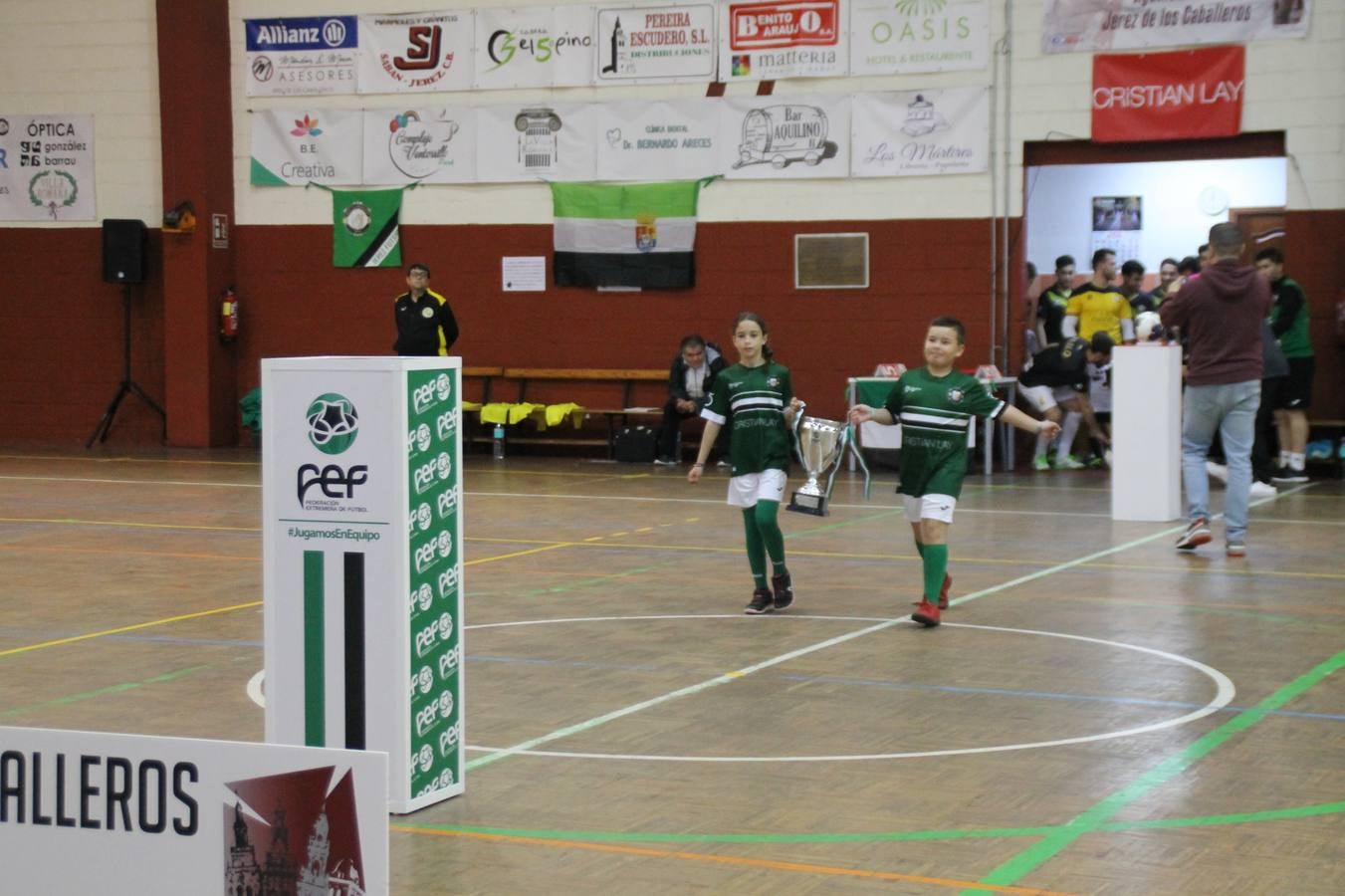 Por segunda temporada consecutiva, el Jerez Futsal ha logrado hacerse con el título de campeón de la Copa de Extremadura tras otra espectacular final, ante el Cáceres Universidad al que ha vencido 6-4, esta vez en su casa, ante su incondicional afición que ha vivido esta 'final four' con intensidad y mucha alegría, finalmente.