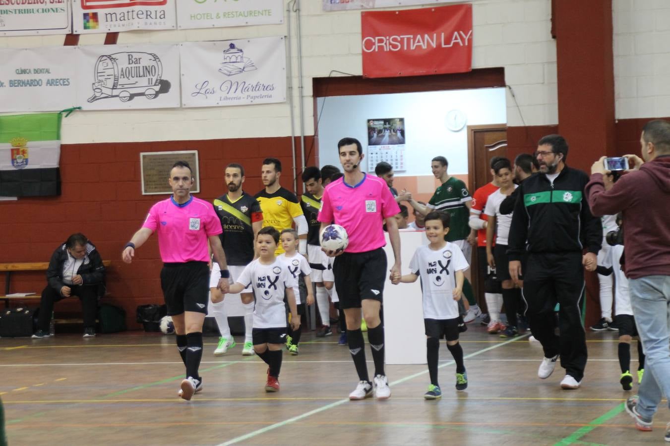 Por segunda temporada consecutiva, el Jerez Futsal ha logrado hacerse con el título de campeón de la Copa de Extremadura tras otra espectacular final, ante el Cáceres Universidad al que ha vencido 6-4, esta vez en su casa, ante su incondicional afición que ha vivido esta 'final four' con intensidad y mucha alegría, finalmente.