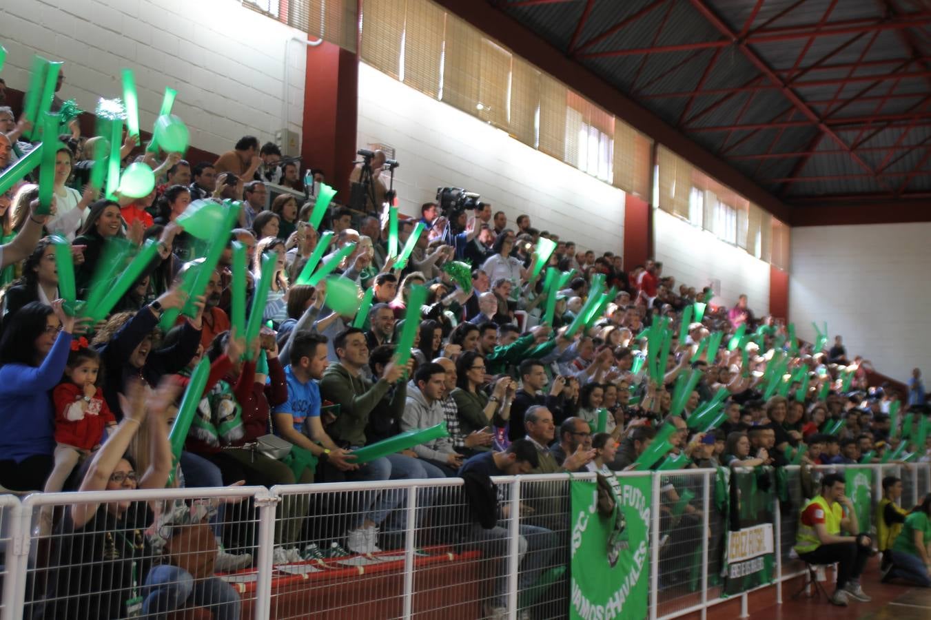 Por segunda temporada consecutiva, el Jerez Futsal ha logrado hacerse con el título de campeón de la Copa de Extremadura tras otra espectacular final, ante el Cáceres Universidad al que ha vencido 6-4, esta vez en su casa, ante su incondicional afición que ha vivido esta 'final four' con intensidad y mucha alegría, finalmente.