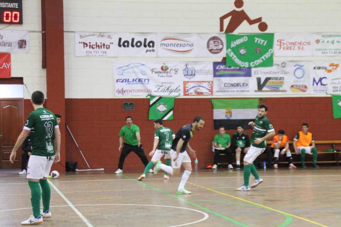 Por segunda temporada consecutiva, el Jerez Futsal ha logrado hacerse con el título de campeón de la Copa de Extremadura tras otra espectacular final, ante el Cáceres Universidad al que ha vencido 6-4, esta vez en su casa, ante su incondicional afición que ha vivido esta 'final four' con intensidad y mucha alegría, finalmente.