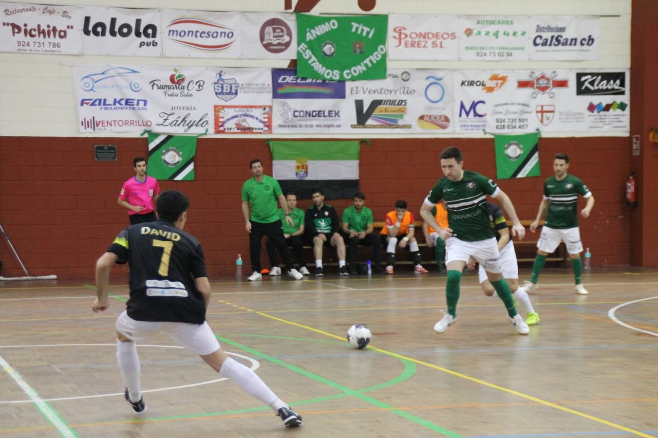 Por segunda temporada consecutiva, el Jerez Futsal ha logrado hacerse con el título de campeón de la Copa de Extremadura tras otra espectacular final, ante el Cáceres Universidad al que ha vencido 6-4, esta vez en su casa, ante su incondicional afición que ha vivido esta 'final four' con intensidad y mucha alegría, finalmente.