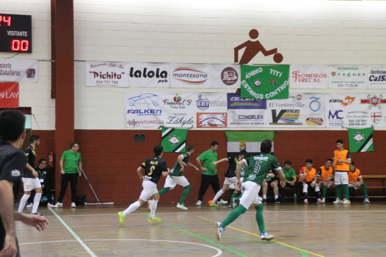 Por segunda temporada consecutiva, el Jerez Futsal ha logrado hacerse con el título de campeón de la Copa de Extremadura tras otra espectacular final, ante el Cáceres Universidad al que ha vencido 6-4, esta vez en su casa, ante su incondicional afición que ha vivido esta 'final four' con intensidad y mucha alegría, finalmente.