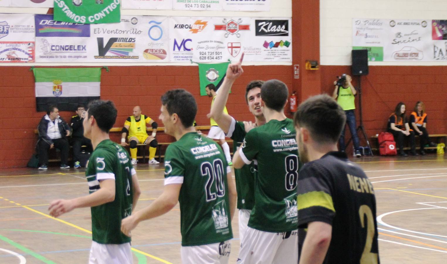 Por segunda temporada consecutiva, el Jerez Futsal ha logrado hacerse con el título de campeón de la Copa de Extremadura tras otra espectacular final, ante el Cáceres Universidad al que ha vencido 6-4, esta vez en su casa, ante su incondicional afición que ha vivido esta 'final four' con intensidad y mucha alegría, finalmente.