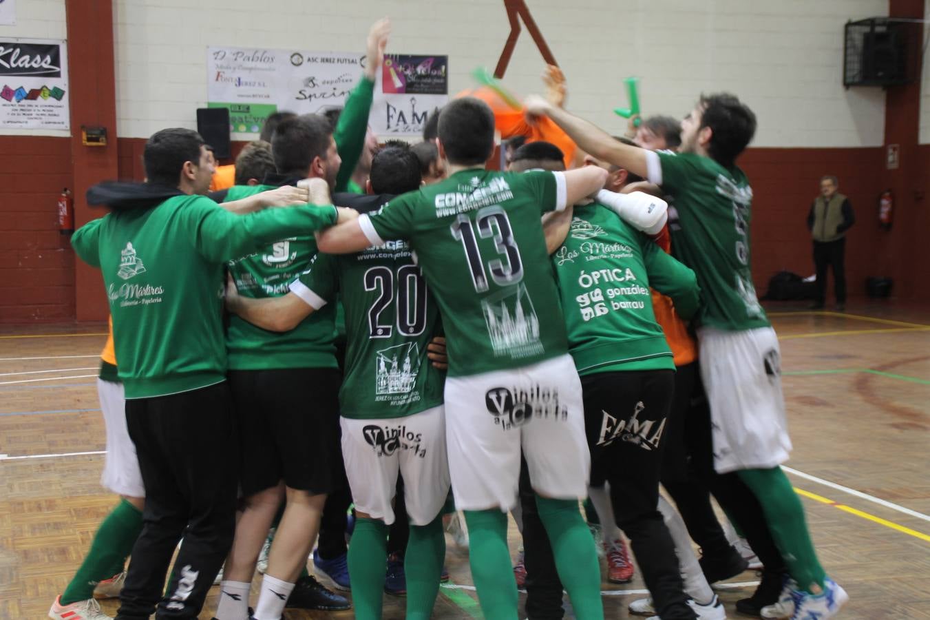 Por segunda temporada consecutiva, el Jerez Futsal ha logrado hacerse con el título de campeón de la Copa de Extremadura tras otra espectacular final, ante el Cáceres Universidad al que ha vencido 6-4, esta vez en su casa, ante su incondicional afición que ha vivido esta 'final four' con intensidad y mucha alegría, finalmente.
