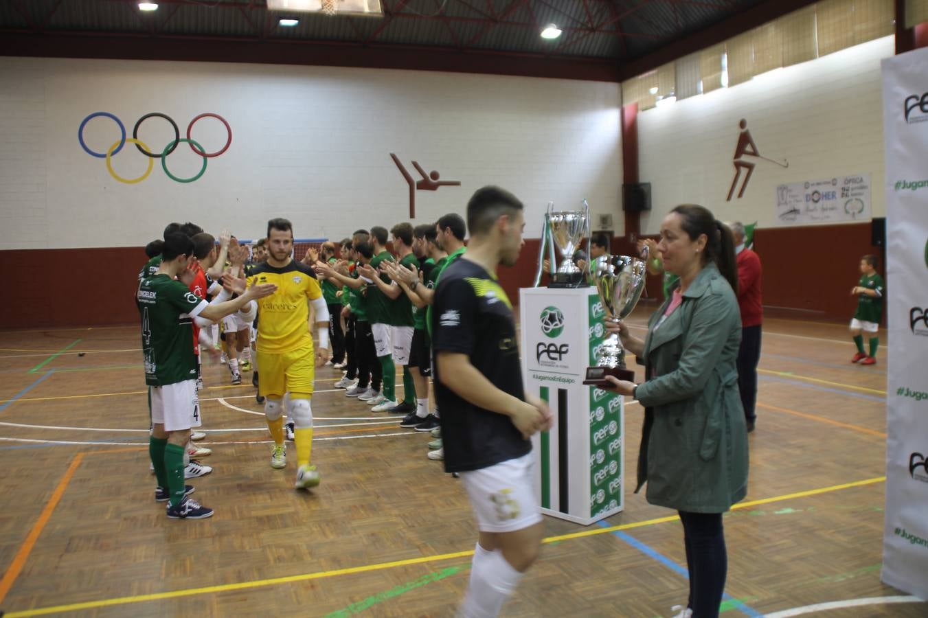 Por segunda temporada consecutiva, el Jerez Futsal ha logrado hacerse con el título de campeón de la Copa de Extremadura tras otra espectacular final, ante el Cáceres Universidad al que ha vencido 6-4, esta vez en su casa, ante su incondicional afición que ha vivido esta 'final four' con intensidad y mucha alegría, finalmente.