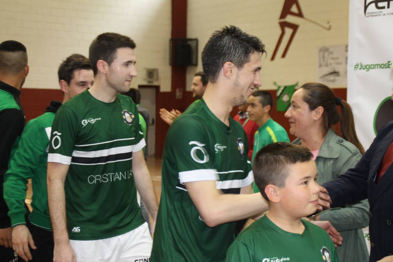 Por segunda temporada consecutiva, el Jerez Futsal ha logrado hacerse con el título de campeón de la Copa de Extremadura tras otra espectacular final, ante el Cáceres Universidad al que ha vencido 6-4, esta vez en su casa, ante su incondicional afición que ha vivido esta 'final four' con intensidad y mucha alegría, finalmente.