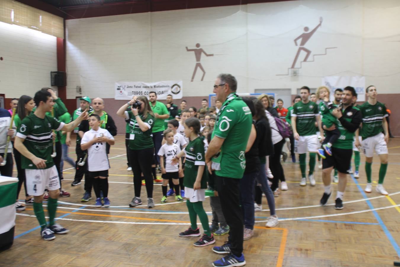 Por segunda temporada consecutiva, el Jerez Futsal ha logrado hacerse con el título de campeón de la Copa de Extremadura tras otra espectacular final, ante el Cáceres Universidad al que ha vencido 6-4, esta vez en su casa, ante su incondicional afición que ha vivido esta 'final four' con intensidad y mucha alegría, finalmente.