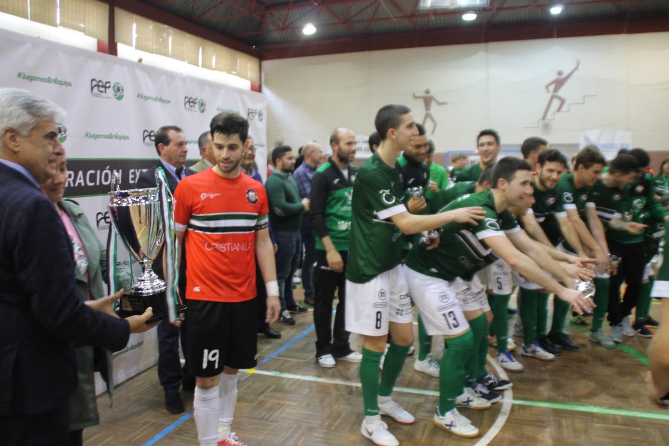 Por segunda temporada consecutiva, el Jerez Futsal ha logrado hacerse con el título de campeón de la Copa de Extremadura tras otra espectacular final, ante el Cáceres Universidad al que ha vencido 6-4, esta vez en su casa, ante su incondicional afición que ha vivido esta 'final four' con intensidad y mucha alegría, finalmente.