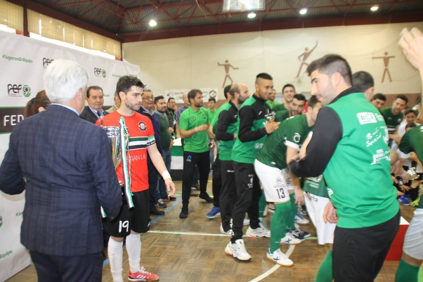 Por segunda temporada consecutiva, el Jerez Futsal ha logrado hacerse con el título de campeón de la Copa de Extremadura tras otra espectacular final, ante el Cáceres Universidad al que ha vencido 6-4, esta vez en su casa, ante su incondicional afición que ha vivido esta 'final four' con intensidad y mucha alegría, finalmente.