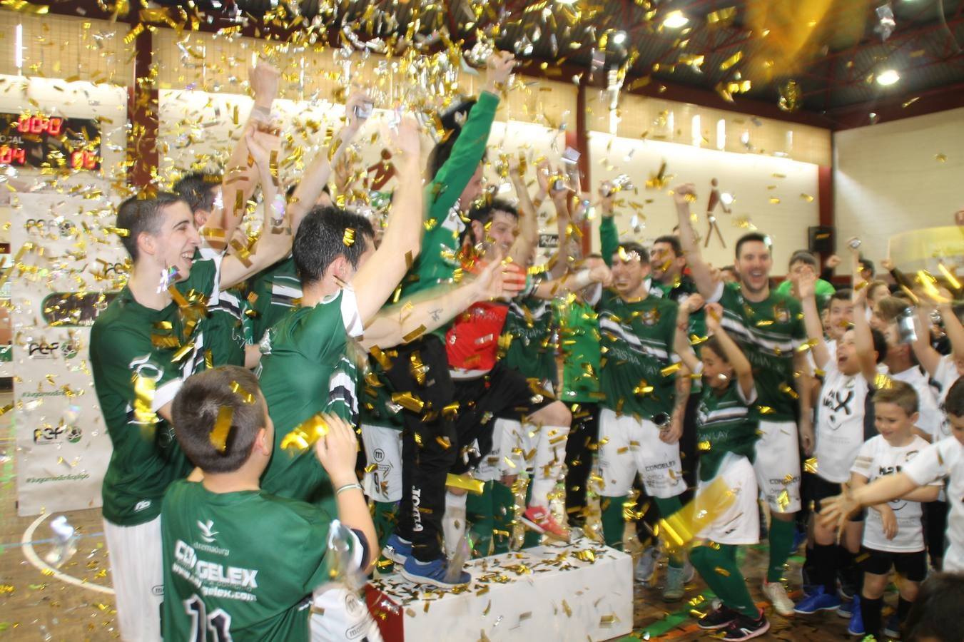Por segunda temporada consecutiva, el Jerez Futsal ha logrado hacerse con el título de campeón de la Copa de Extremadura tras otra espectacular final, ante el Cáceres Universidad al que ha vencido 6-4, esta vez en su casa, ante su incondicional afición que ha vivido esta 'final four' con intensidad y mucha alegría, finalmente.