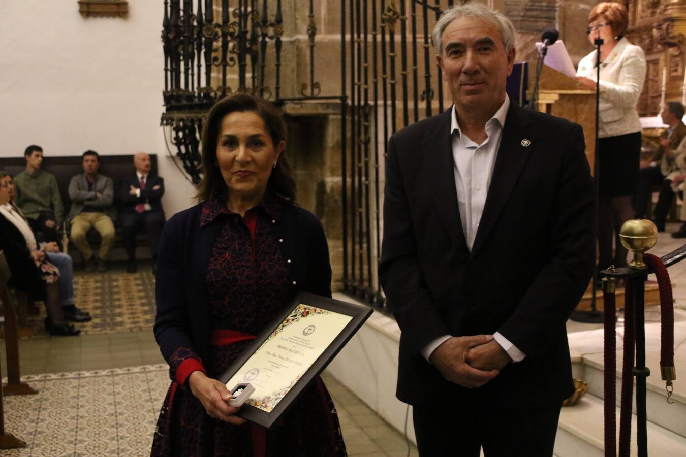 La Iglesia de San Miguel Arcángel se convirtió, un año más, en el escenario de la entrega de los premios 'Cruz de Guía' y 'Caballero Cofrade'. Premios que ensalzan el amor, la entrega, el sentimiento cofrade y el compromiso que distintos jerezanos y jerezanas sienten por la Semana Mayor del municipio. 