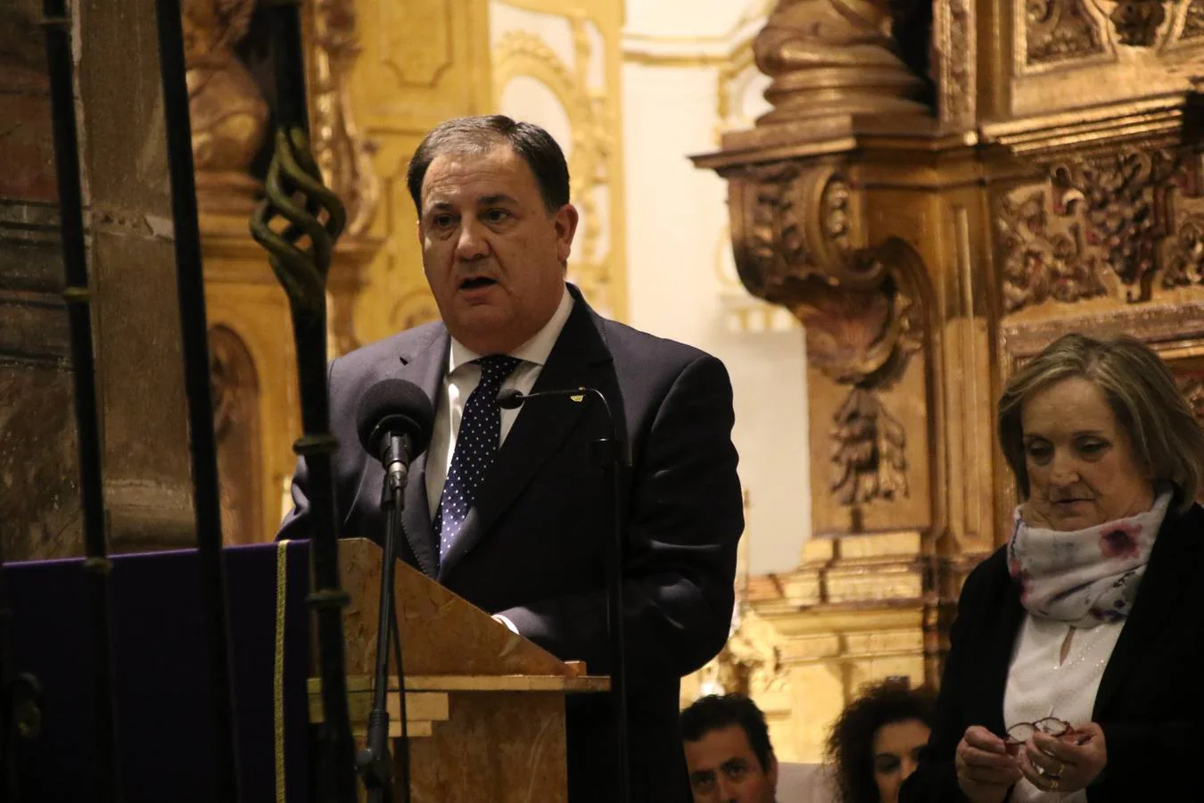 La Iglesia de San Miguel Arcángel se convirtió, un año más, en el escenario de la entrega de los premios 'Cruz de Guía' y 'Caballero Cofrade'. Premios que ensalzan el amor, la entrega, el sentimiento cofrade y el compromiso que distintos jerezanos y jerezanas sienten por la Semana Mayor del municipio. 