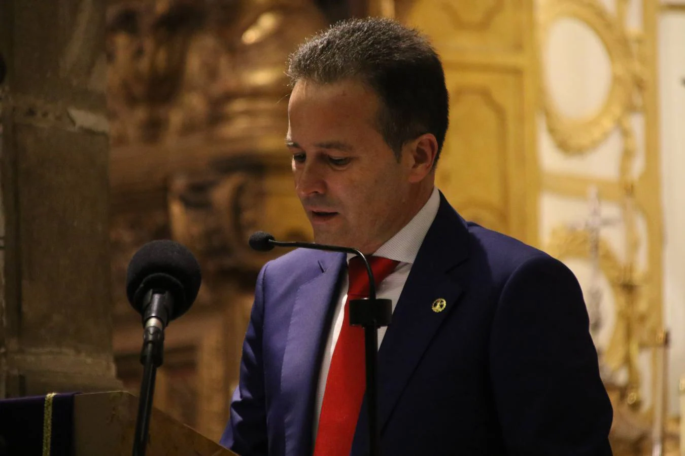 La Iglesia de San Miguel Arcángel se convirtió, un año más, en el escenario de la entrega de los premios 'Cruz de Guía' y 'Caballero Cofrade'. Premios que ensalzan el amor, la entrega, el sentimiento cofrade y el compromiso que distintos jerezanos y jerezanas sienten por la Semana Mayor del municipio. 