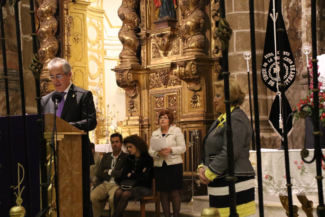 La Iglesia de San Miguel Arcángel se convirtió, un año más, en el escenario de la entrega de los premios 'Cruz de Guía' y 'Caballero Cofrade'. Premios que ensalzan el amor, la entrega, el sentimiento cofrade y el compromiso que distintos jerezanos y jerezanas sienten por la Semana Mayor del municipio. 