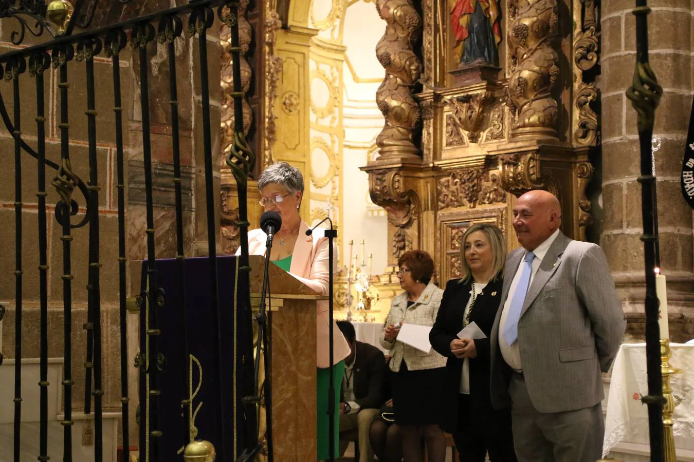 La Iglesia de San Miguel Arcángel se convirtió, un año más, en el escenario de la entrega de los premios 'Cruz de Guía' y 'Caballero Cofrade'. Premios que ensalzan el amor, la entrega, el sentimiento cofrade y el compromiso que distintos jerezanos y jerezanas sienten por la Semana Mayor del municipio. 