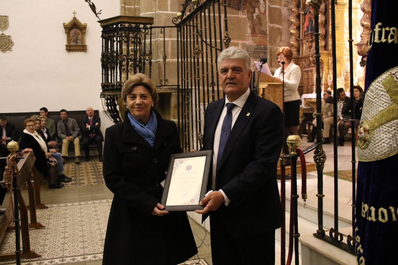 La Iglesia de San Miguel Arcángel se convirtió, un año más, en el escenario de la entrega de los premios 'Cruz de Guía' y 'Caballero Cofrade'. Premios que ensalzan el amor, la entrega, el sentimiento cofrade y el compromiso que distintos jerezanos y jerezanas sienten por la Semana Mayor del municipio. 