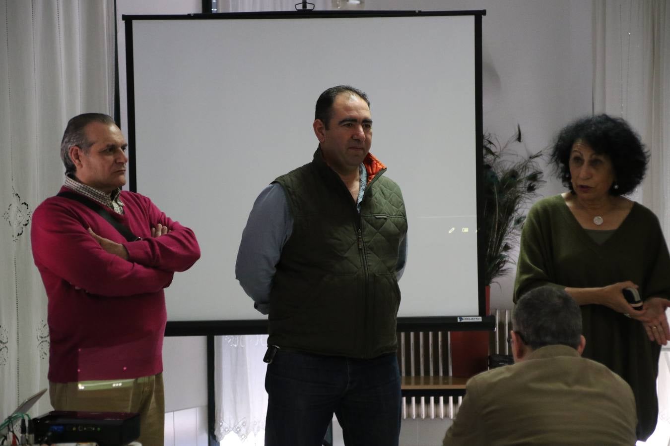 Representantes de las hermandades y cofradías de la Semana Santa de Jerez de los Caballeros y la reciente Asociación de Hermanas y Hermanos Costaleros de Jerez de los Caballeros han visitado, esta tarde, la Residencia de Mayores 'Hernando de Soto' con el objetivo de acercar, a los más mayores, la Semana Santa del municipio.
