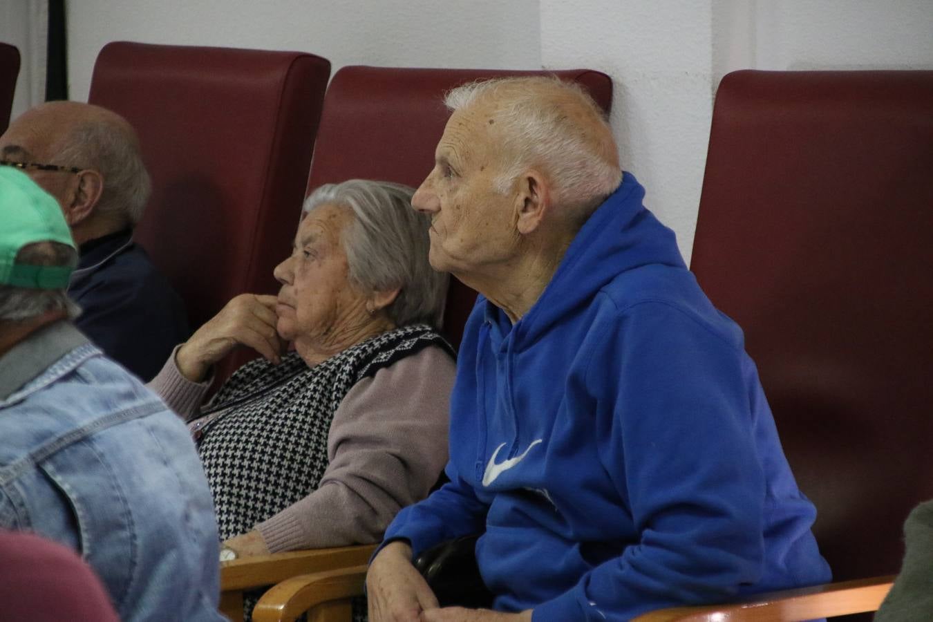 Representantes de las hermandades y cofradías de la Semana Santa de Jerez de los Caballeros y la reciente Asociación de Hermanas y Hermanos Costaleros de Jerez de los Caballeros han visitado, esta tarde, la Residencia de Mayores 'Hernando de Soto' con el objetivo de acercar, a los más mayores, la Semana Santa del municipio.