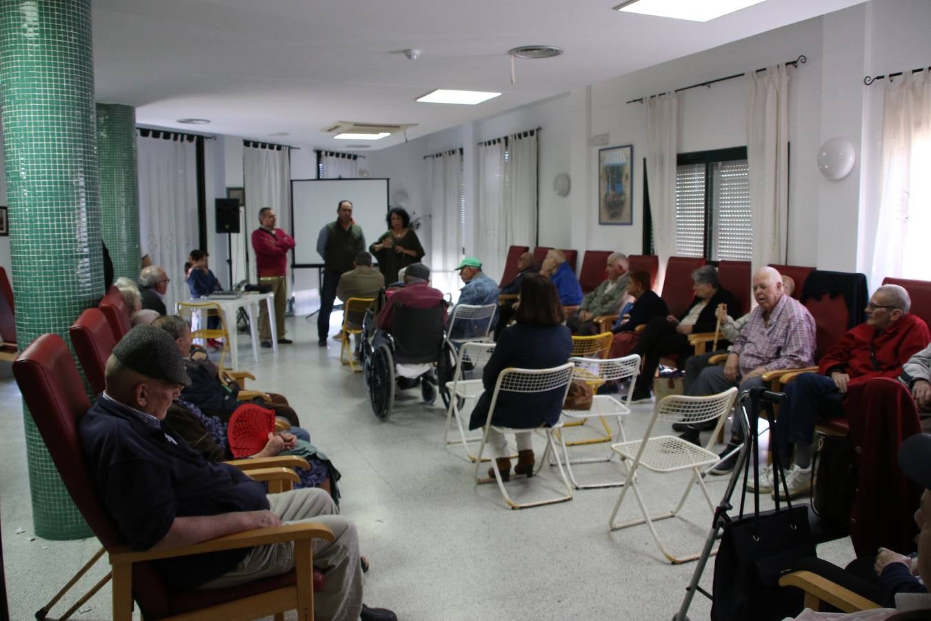 Representantes de las hermandades y cofradías de la Semana Santa de Jerez de los Caballeros y la reciente Asociación de Hermanas y Hermanos Costaleros de Jerez de los Caballeros han visitado, esta tarde, la Residencia de Mayores 'Hernando de Soto' con el objetivo de acercar, a los más mayores, la Semana Santa del municipio.
