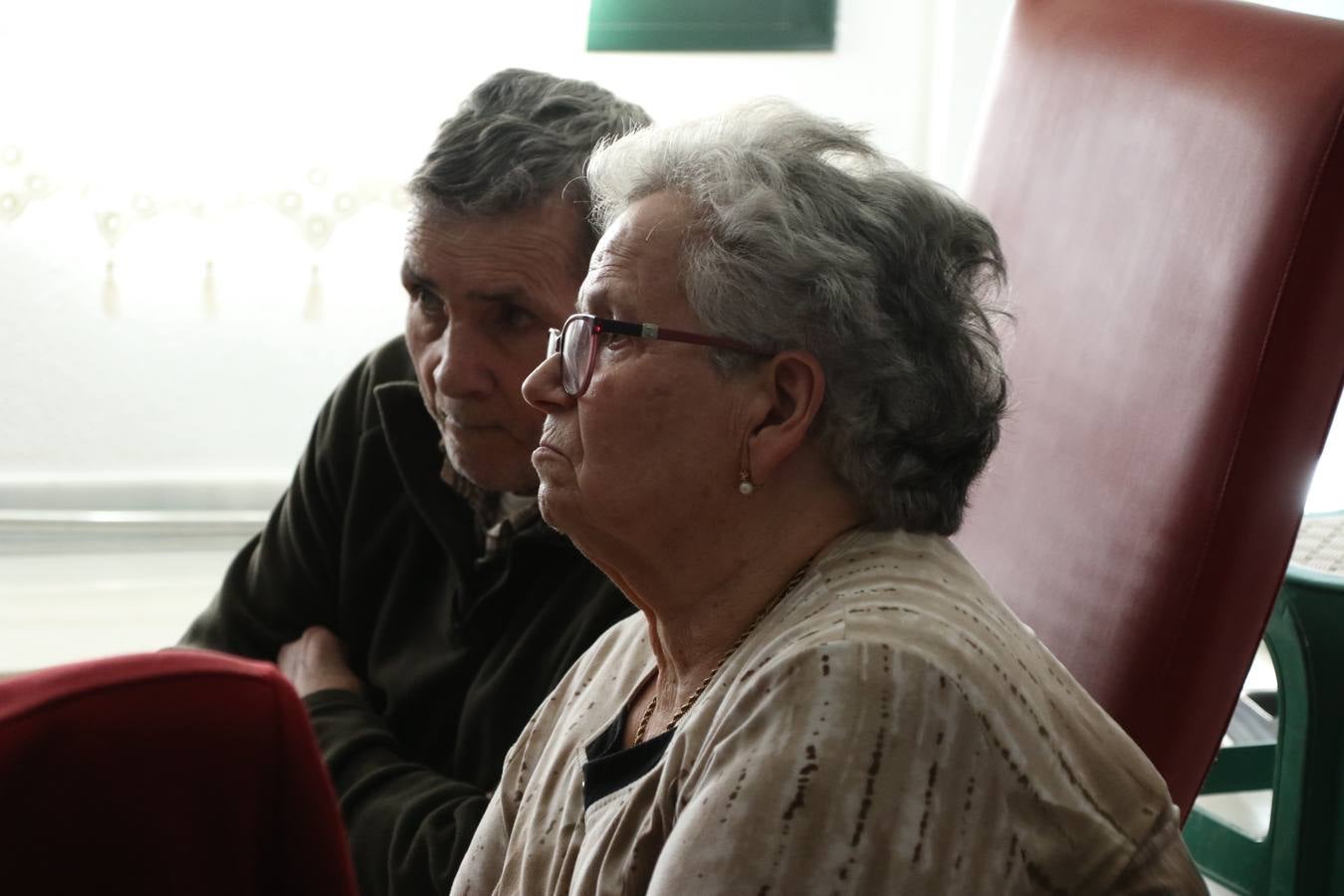 Representantes de las hermandades y cofradías de la Semana Santa de Jerez de los Caballeros y la reciente Asociación de Hermanas y Hermanos Costaleros de Jerez de los Caballeros han visitado, esta tarde, la Residencia de Mayores 'Hernando de Soto' con el objetivo de acercar, a los más mayores, la Semana Santa del municipio.