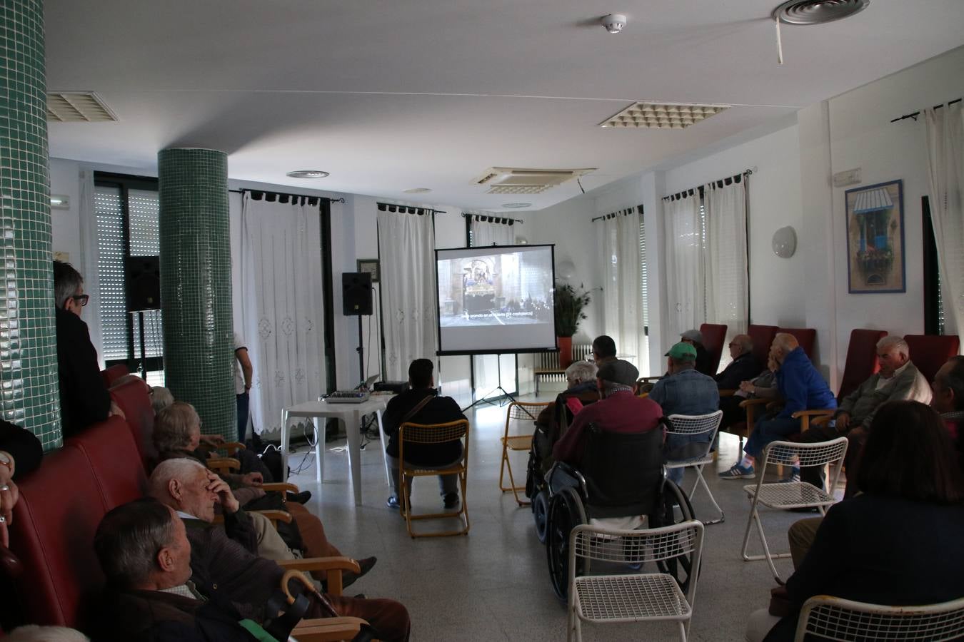 Representantes de las hermandades y cofradías de la Semana Santa de Jerez de los Caballeros y la reciente Asociación de Hermanas y Hermanos Costaleros de Jerez de los Caballeros han visitado, esta tarde, la Residencia de Mayores 'Hernando de Soto' con el objetivo de acercar, a los más mayores, la Semana Santa del municipio.